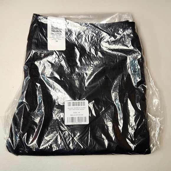 ❤️NWT VINTAGE TORRID BERMUDA JEGGING JEAN SHORTS -  SUPER SOFT STRETCH DENIM - Picture 3 of 14